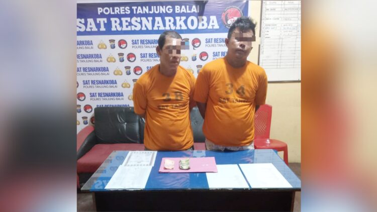 Kedua pengedar sabu, FS alias Ulong dan PP beserta barang bukti
