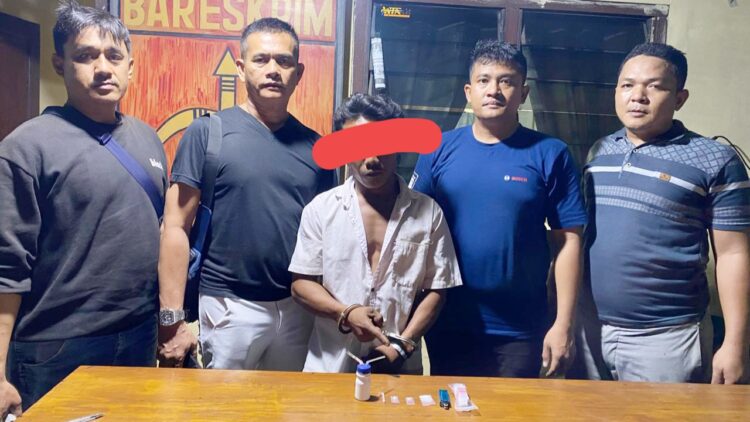 Kapolsek Bosar Maligas IPTU Sonni Silalahi SH bersama Tim mengapit Tersangka Jumino dan barang bukti