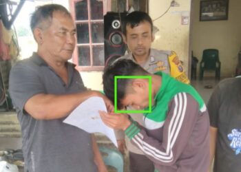 Kedua pelaku saat minta maaf kepada korban dihadapan Bhabinkamtibmas Kelurahan Pematang Marihat Bripka Asril Manurung