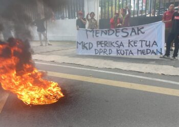 Massa dari PMKRI Cabang Medan unjuk rasa di depan kantor DPRD Medan. (Foto Romulo)