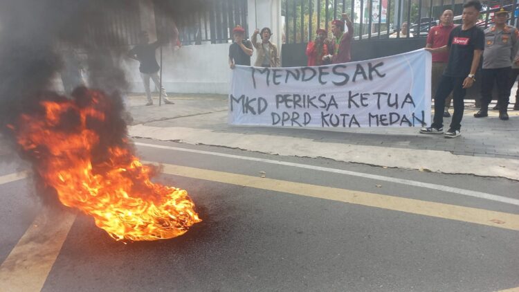 Massa dari PMKRI Cabang Medan unjuk rasa di depan kantor DPRD Medan. (Foto Romulo)