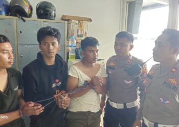 Kasatlantas Polrestabes Medan, Kompol Andika Purba bersama timnya saat mengamankan maling sepeda motor. (Foto Ist)