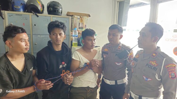 Kasatlantas Polrestabes Medan, Kompol Andika Purba bersama timnya saat mengamankan maling sepeda motor. (Foto Ist)