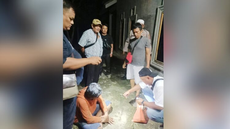 Tersangka SP dan barang bukti saat ditangkap dirumahnya