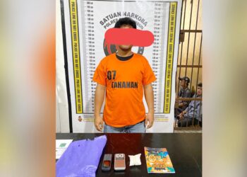 Tersangka AS dan barang bukti.