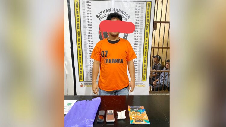 Tersangka AS dan barang bukti.