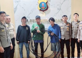 Tiga pencuri kabel Telkom di Jalan Kapten Maulana Lubis yang diamankan polisi. (Foto Ist)