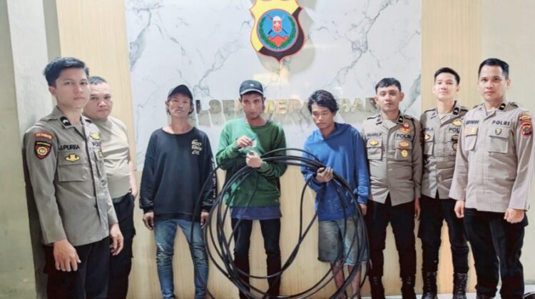 Tiga pencuri kabel Telkom di Jalan Kapten Maulana Lubis yang diamankan polisi. (Foto Ist)