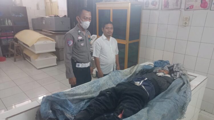 Jenajah sepedamotor Honda Vario BK 2403 TBE Budi Sutrisno diruangan jenajah RSUD dr Djasamen Saragih Kota Sianțar