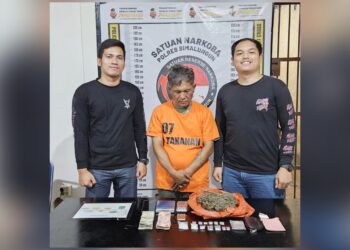 Tersangka Tumpal Gultom dan barang bukti