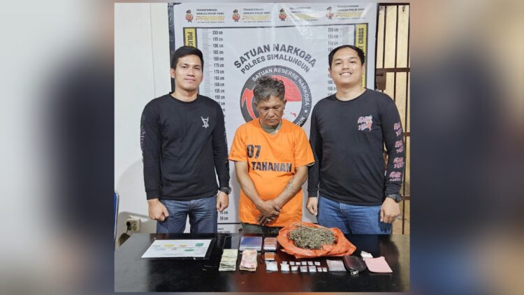 Tersangka Tumpal Gultom dan barang bukti