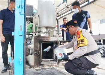Kapolrestabes Medan Kombes Pol Gidion Arif Setyawan saat musnahkan barang bukti sabu seberat 24.095,31 dan ekstasi 69.426 butir. (Foto Ist)