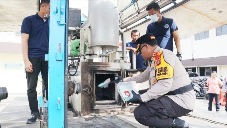 Kapolrestabes Medan Kombes Pol Gidion Arif Setyawan saat musnahkan barang bukti sabu seberat 24.095,31 dan ekstasi 69.426 butir. (Foto Ist)