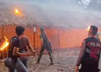 Operasi gabungan besar-besaran TNI-Polri bakar sejumlah barak narkoba di Dusun VII Tanjung Pamah, Desa Namorube Julu, Kecamatan Kutalimbaru, Kabupaten Deli Serdang, serta Kampung Kloneng, Desa Emplasmen Kuala Mencirim, Kecamatan Sei Bingei, Kabupaten Langkat. (Foto Ist)