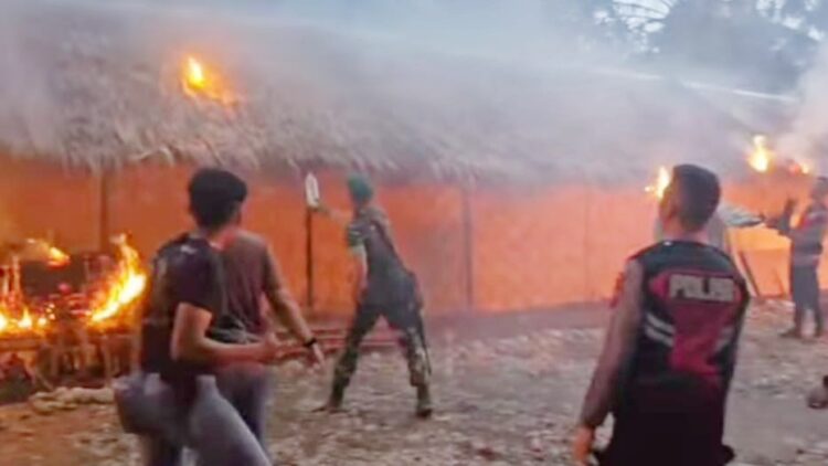 Operasi gabungan besar-besaran TNI-Polri bakar sejumlah barak narkoba di Dusun VII Tanjung Pamah, Desa Namorube Julu, Kecamatan Kutalimbaru, Kabupaten Deli Serdang, serta Kampung Kloneng, Desa Emplasmen Kuala Mencirim, Kecamatan Sei Bingei, Kabupaten Langkat. (Foto Ist)