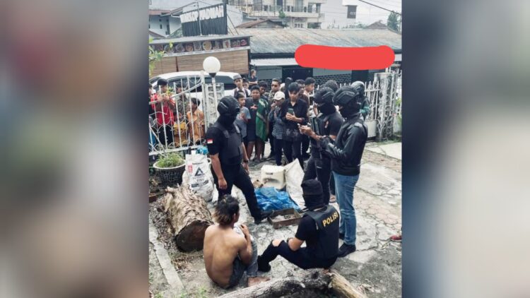 Timsus Polres Siantar saat amankan pelaku FS di TKP