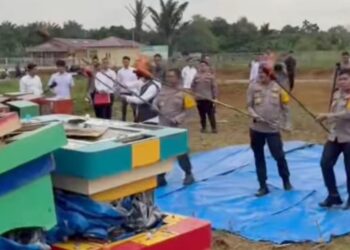 Kapolda Sumut Irjen Pol Whisnu Hermawan Februanto musnahkan ratusan berbagai jenis mesin judi dengan cara dibakar. (Foto Ist)
