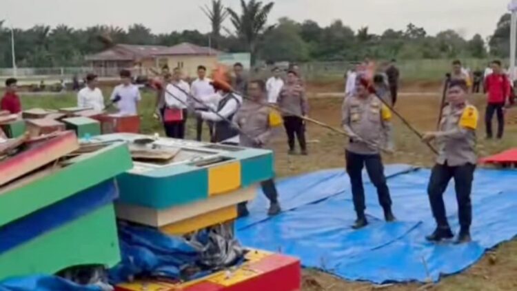 Kapolda Sumut Irjen Pol Whisnu Hermawan Februanto musnahkan ratusan berbagai jenis mesin judi dengan cara dibakar. (Foto Ist)