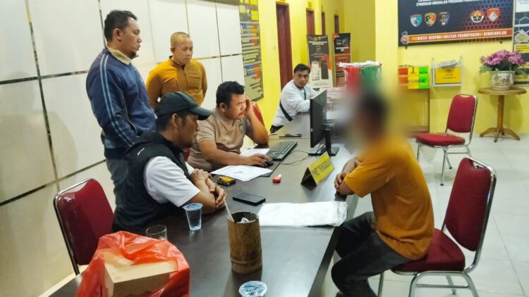 Polsek Tanah Jawa  menyerahkan terduga pelaku JPS ke SPKT Polres Simalungun 