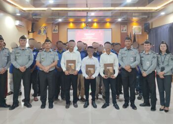 Kalapas Kelas IIB Tebing Tinggi Leonard Silalahi photo bersama para WBP yang menerima Remisi Khusus