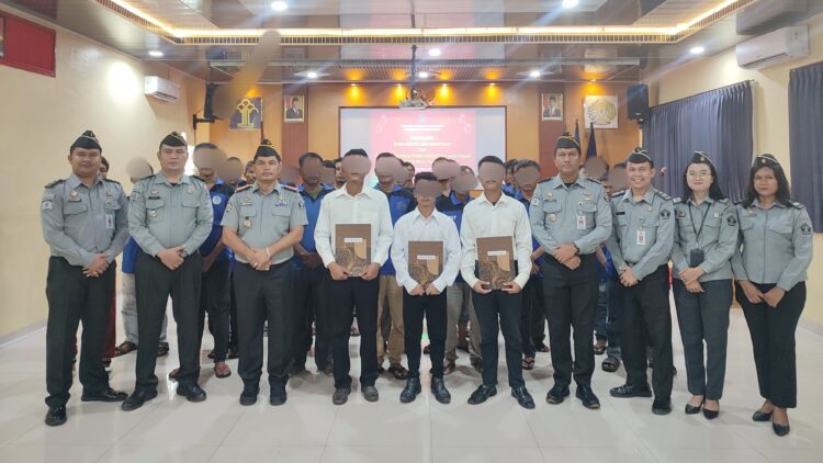 Kalapas Kelas IIB Tebing Tinggi Leonard Silalahi photo bersama para WBP yang menerima Remisi Khusus