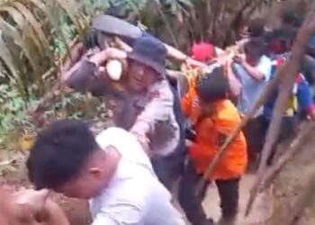Jenajah suami isteri, Ramiden Damanik alias Biden Damanik dan istrinya Sania Br. Saragih alias Niang saat di evakuasi