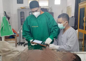 Tim Inafis saat mencari identitas mayat Mr x di ruangan jenajah RSUD dr Djasamen Saragih Kota Siantar