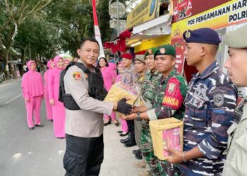 Kapolres Tanjung Balai AKBP Yon Edi Winara SH. SIK. MH dan Ketua Bhayangkari Cabang Tanjung Balai Ny. Kiki Yon Edi mengunjungi sekaligus memberikan bingkisan
