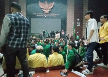 Demo Penolakan Kenaikan PPN 12 Persen Massa Kuasai Gedung Paripurna DPRD Sumut. (Foto Romulo)