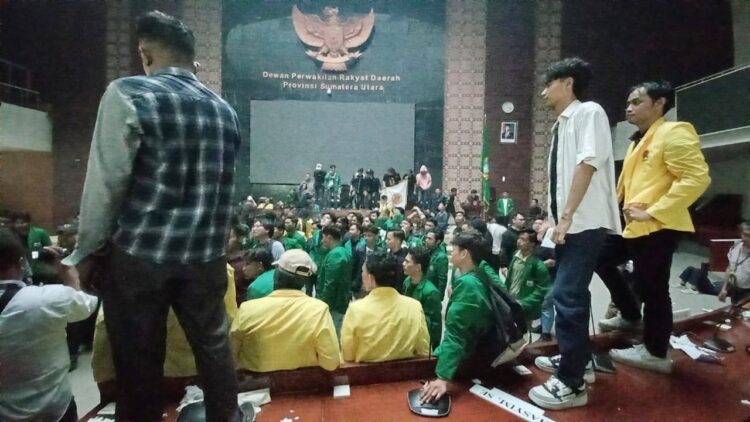 Demo Penolakan Kenaikan PPN 12 Persen Massa Kuasai Gedung Paripurna DPRD Sumut. (Foto Romulo)