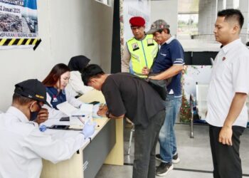 Sat ResNarkoba saat laksanakan test urine awak angkutan darat
