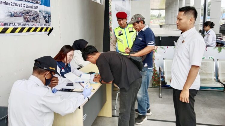 Sat ResNarkoba saat laksanakan test urine awak angkutan darat