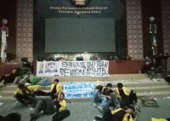 Massa mahasiswa dari berbagai badan eksekutif mahasiswa (BEM) perguruan tinggi Sumut berhasil menguasai Gedung DPRD Sumut untuk menuntut penolakan kenaikan PPN 12 persen. (Foto Romulo)