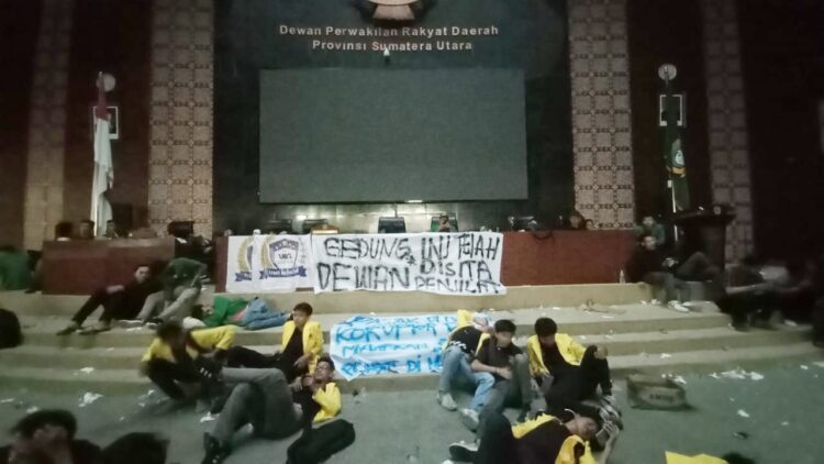 Massa mahasiswa dari berbagai badan eksekutif mahasiswa (BEM) perguruan tinggi Sumut berhasil menguasai Gedung DPRD Sumut untuk menuntut penolakan kenaikan PPN 12 persen. (Foto Romulo)