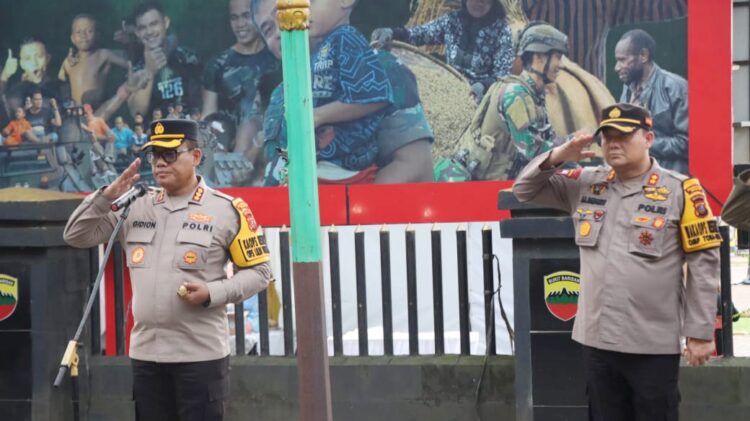 Kapolrestabes Medan Kombes Pol Gidion Arif Setyawan memimpin apel persiapan terakhir pengamanan malam Tahun Baru 2025 .
