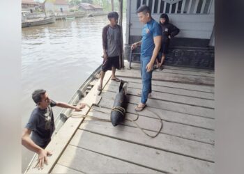 Pencari besi botol saat serahkan Rudal yang ditemukannya