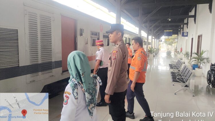 Polres Tanjung Balai Laksanakan Pengamanan di Pos Terpadu Stasiun Kereta Api