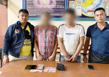 Kapolsek Bosar Maligas IPTU Sonni G Silalahi mengapit kedua pengedar, AS dan EK beserta barang bukti