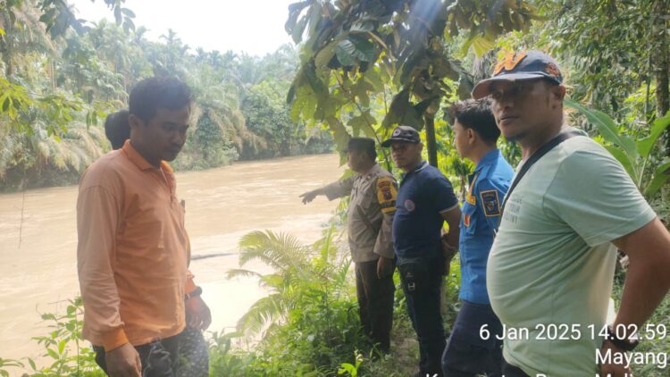 Personil Polseķ Tanah Jawa bersama warga lakukan pencarian korban