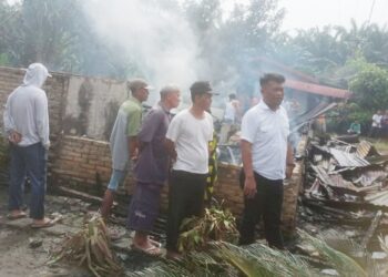 personil Polsek Tanah Jawa saat olah TKP  rumah terbakar
