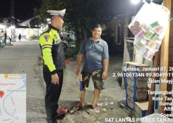Personil Sat Lantas laksanakan patroli dan sambangi pedagang 