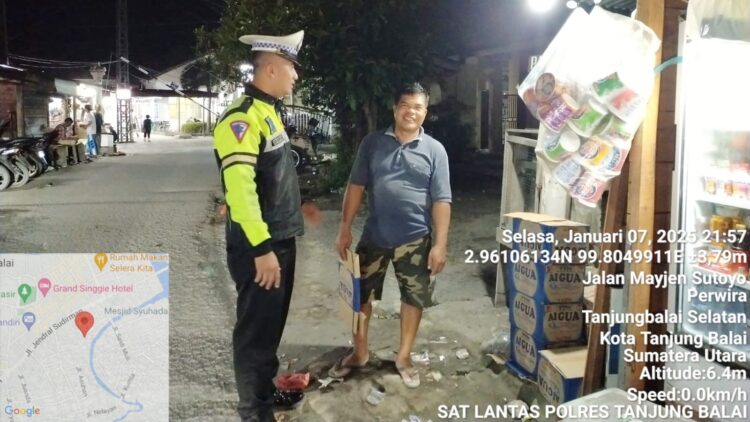 Personil Sat Lantas laksanakan patroli dan sambangi pedagang 