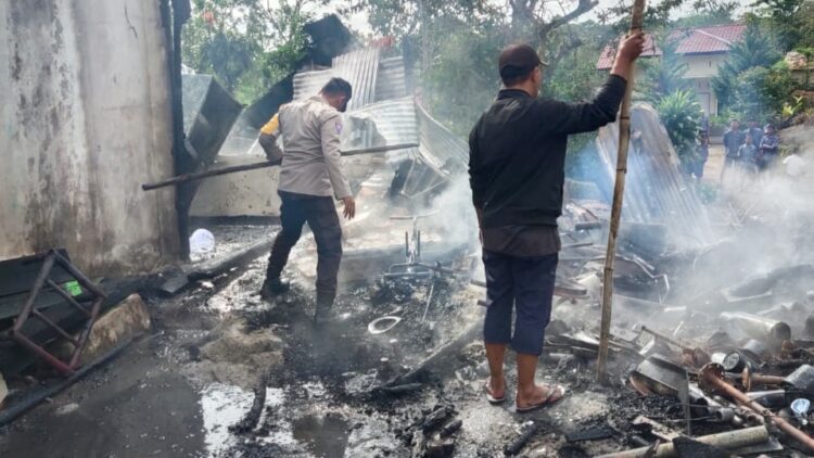 Satu Unit Rumah Semi Permanen di Sait Buttu Saribu Terbakar
