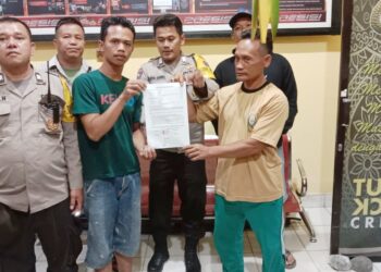 personil piket SPKT dan Bhabinkamtibmas Polsek Sintar Barat menyelesaikan perkara dugaan penganiayaan dengan mediasi