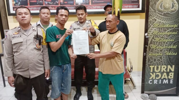 personil piket SPKT dan Bhabinkamtibmas Polsek Sintar Barat menyelesaikan perkara dugaan penganiayaan dengan mediasi