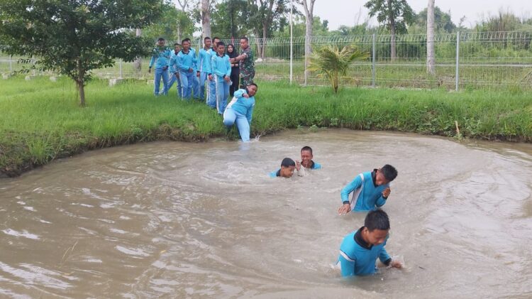 Spotmar Lanal TBA Gelar Latihan Dasar Disiplin Korps di SMKN 1 Perikanan