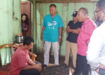 Kanit Reskrim Polsek Siantar Marihat IPTU Malon Siagian SH bersama Tim saat menangkap pelaku ARS dirumahnya