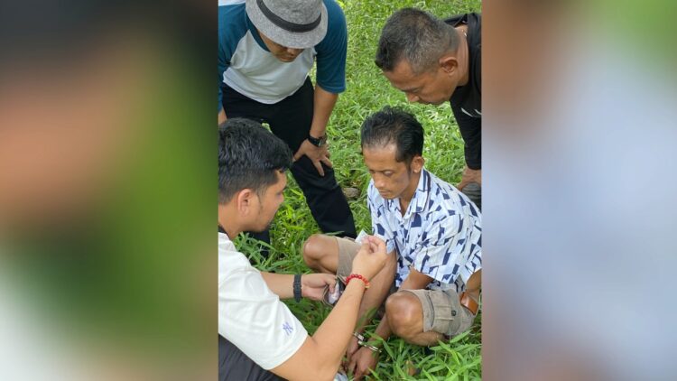 Kanit 2 IPDA Froom Pimpa Siahaan SH menunjukkan sabu yang ditemukan dari Tersangka Jainul Arifin