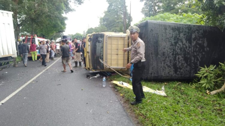 Personil Unit Gakkum Sat Lantas Polres Simalungun saat olah TKP
