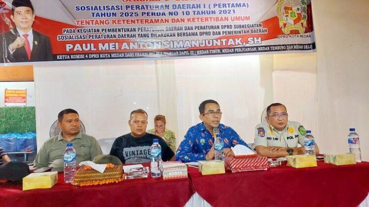 Anggota DPRD Medan Paul Mei Anton Simanjuntak menggelar sosialisasi Perda ke I Tahun 2025 produk hukum Pemko Medan Perda No 10 Tahun 2021 tentang ketentraman dan ketertiban umum di Jl Sei Kera, Kelurahan Sidodadi, Medan Timur. (Foto Ist)